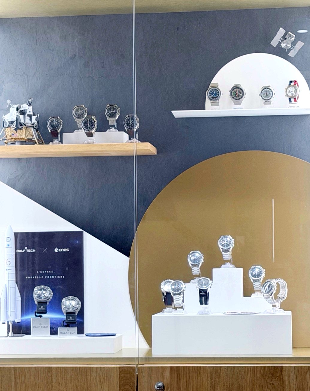 vitrine Mostra avec montres de l'espace